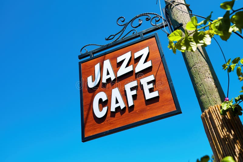 O sinal do famoso café de jazz em Bodrum, Gumusluk, Turquia imagem de stock royalty free O sinal do famoso café de jazz em Bodrum, Gumusluk, Turquia imagem de stock royalty free