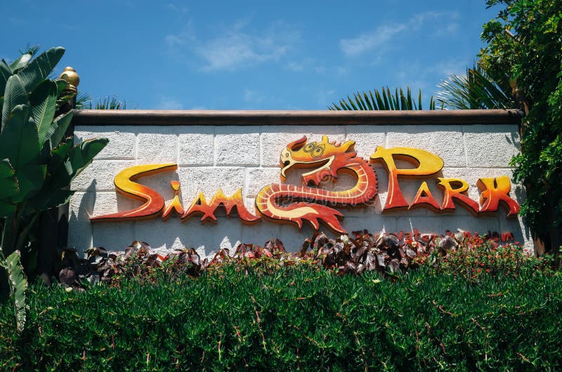 O sinal do logotipo de Siam Park entre uma planta verde em Tenerife, Espanha fotografia de stock royalty free O sinal do logotipo de Siam Park entre uma planta verde em Tenerife, Espanha fotografia de stock royalty free
