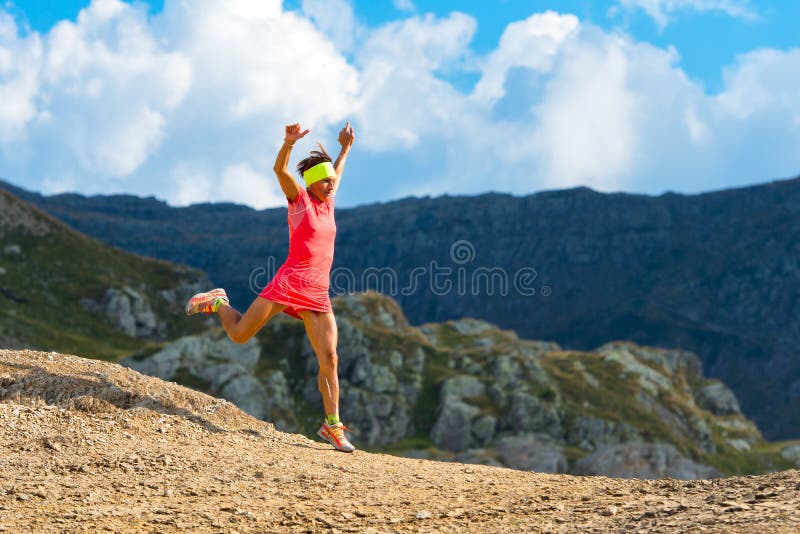 O skyrunner da menina treina para baixo foto de stock O skyrunner da menina treina para baixo foto de stock