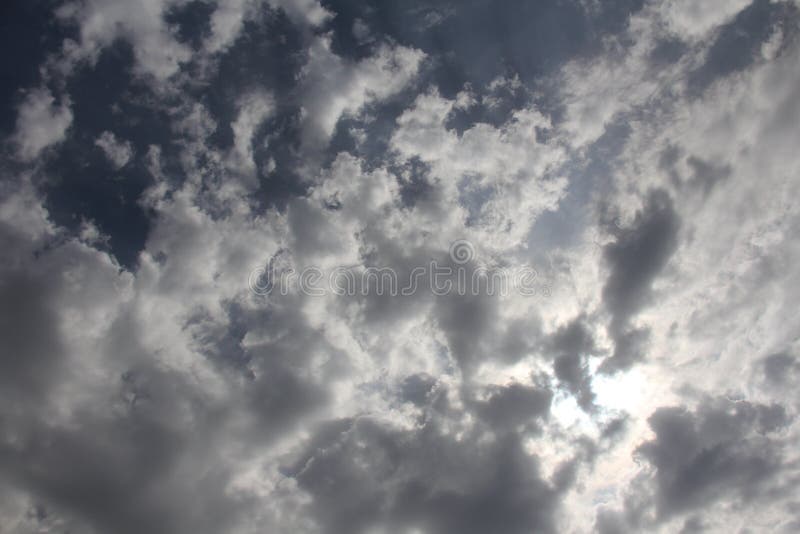 O sol atrás das nuvens brancas, o céu nas nuvens, o clou fotos de stock royalty free O sol atrás das nuvens brancas, o céu nas nuvens, o clou fotos de stock royalty free