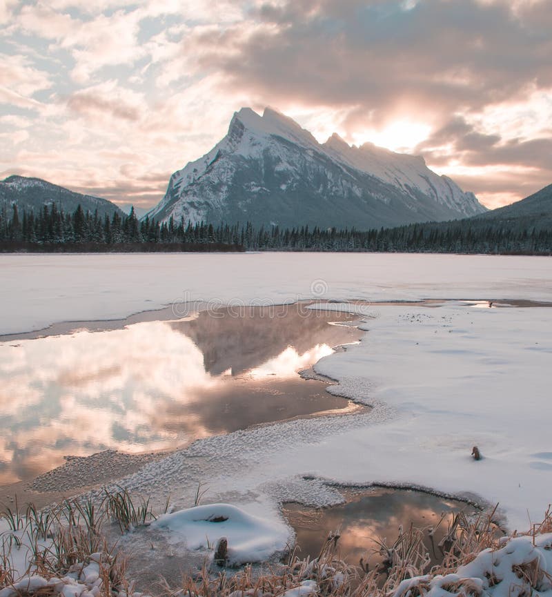 O sol aumenta sobre Mt Rundle que negligencia os lagos famosos vermilion imagens de stock royalty free O sol aumenta sobre Mt Rundle que negligencia os lagos famosos vermilion imagens de stock royalty free