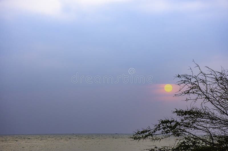 O sol na manhã que reflete as nuvens e o mar imagem de stock O sol na manhã que reflete as nuvens e o mar imagem de stock