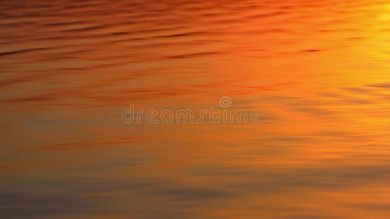 O sol é refletido nas ondas do mar durante o por do sol e o nascer do sol, lapso de tempo