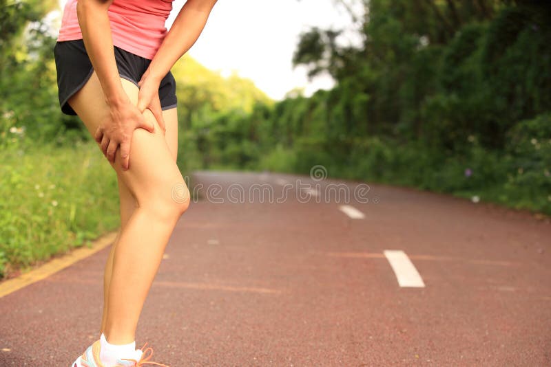 O suporte do corredor da mulher seus esportes feriu os pés