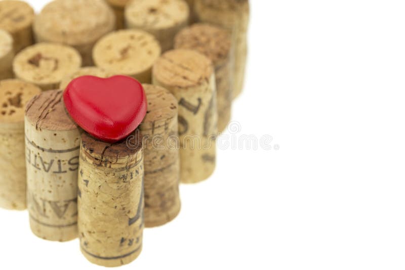 O símbolo vermelho do coração no vinho arrolha o formulário que uma imagem da forma do coração se isolou no branco fotos de stock O símbolo vermelho do coração no vinho arrolha o formulário que uma imagem da forma do coração se isolou no branco fotos de stock
