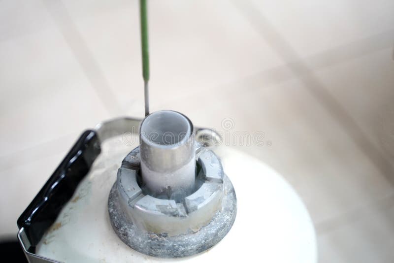 O tanque líquido do nitrogênio para mantém a congelação do esperma imagem de stock O tanque líquido do nitrogênio para mantém a congelação do esperma imagem de stock
