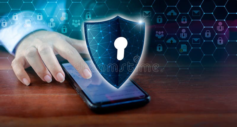 O telefone Smartphone do Internet do protetor é protegido dos ataques do hacker, executivos da imprensa do guarda-fogo o telefone fotos de stock O telefone Smartphone do Internet do protetor é protegido dos ataques do hacker, executivos da imprensa do guarda-fogo o telefone fotos de stock