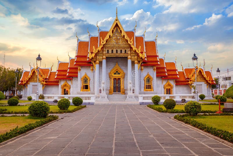 O templo de mármore, Wat Benchamabopit Dusitvanaram em Banguecoque foto de stock royalty free O templo de mármore, Wat Benchamabopit Dusitvanaram em Banguecoque foto de stock royalty free