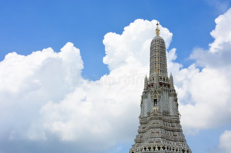 O templo de Temple of Dawn ou de Wat Arun Buddhist com um céu azul bonito e as nuvens fundo, espaço da cópia fotos de stock O templo de Temple of Dawn ou de Wat Arun Buddhist com um céu azul bonito e as nuvens fundo, espaço da cópia fotos de stock