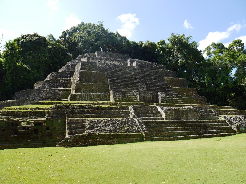 O templo maia de Jaguar no Lamanai em Belize fotos de stock O templo maia de Jaguar no Lamanai em Belize fotos de stock