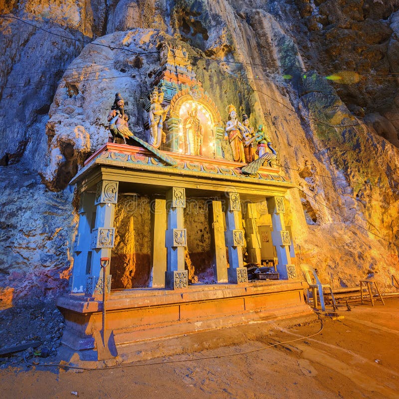 O templo no meio de uma caverna em Batu cava o complexo do templo em Kuala Lumpur fotografia de stock royalty free O templo no meio de uma caverna em Batu cava o complexo do templo em Kuala Lumpur fotografia de stock royalty free