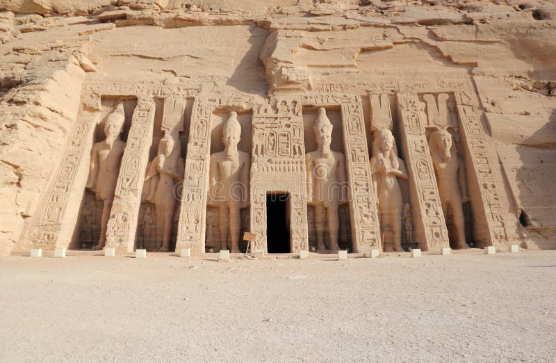 O templo pequeno de Nefertari Abu Simbel, Egipto imagem de stock royalty free O templo pequeno de Nefertari Abu Simbel, Egipto imagem de stock royalty free