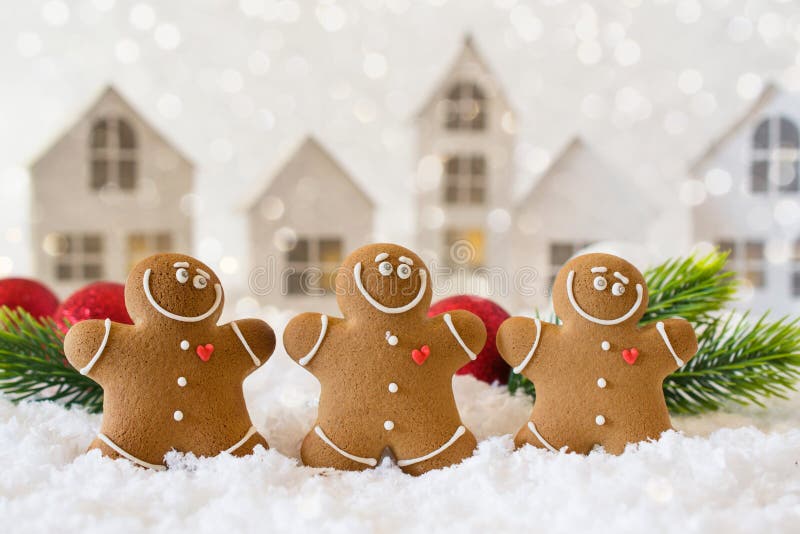 O tempo feliz do frio para fora, grupo de cookies de sorriso dos homens de pão-de-espécie comemora o partido do Natal e do ano no foto de stock O tempo feliz do frio para fora, grupo de cookies de sorriso dos homens de pão-de-espécie comemora o partido do Natal e do ano no foto de stock