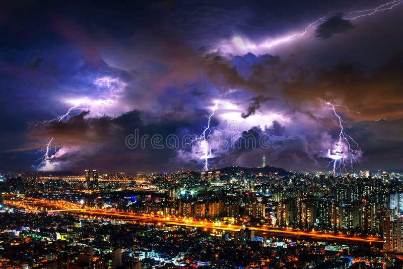 O temporal nubla-se com relâmpago na noite em Seoul, Coreia do Sul imagem de stock royalty free O temporal nubla-se com relâmpago na noite em Seoul, Coreia do Sul imagem de stock royalty free