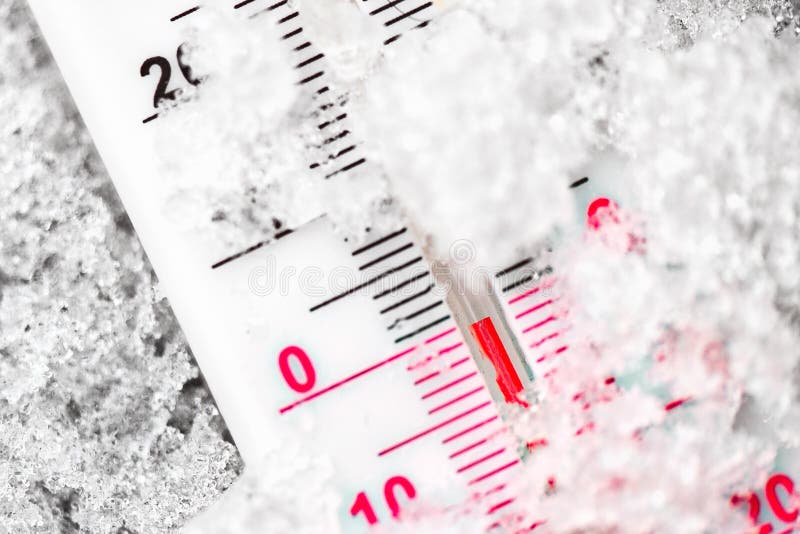 O termômetro marca os diplomas zero no frio na neve fotos de stock O termômetro marca os diplomas zero no frio na neve fotos de stock