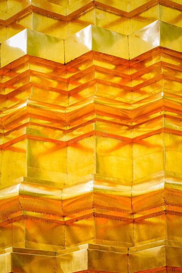 O teste padrão e a textura da técnica do estuque do ouro no pagode tailandês surgem imagens de stock O teste padrão e a textura da técnica do estuque do ouro no pagode tailandês surgem imagens de stock