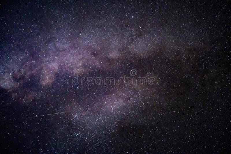O tiro bonito de protagoniza no céu noturno ilustração do vetor O tiro bonito de protagoniza no céu noturno ilustração do vetor