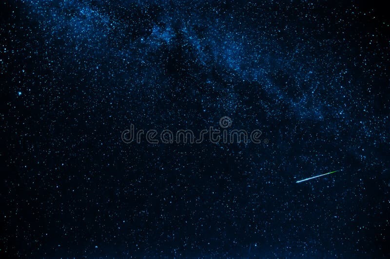 O tiro protagoniza no fundo um céu escuro azul estrelado