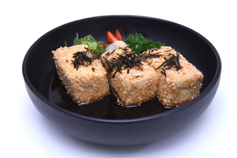 O Tofu de Agedashi do japonês ou o Tofu fritado friável serviram nas barracas fotos de stock O Tofu de Agedashi do japonês ou o Tofu fritado friável serviram nas barracas fotos de stock