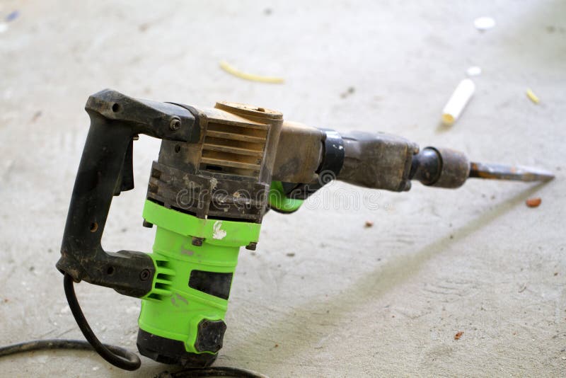 O trabalho de renovação bonde, martelo fura dentro a sala da renovação fotografia de stock O trabalho de renovação bonde, martelo fura dentro a sala da renovação fotografia de stock
