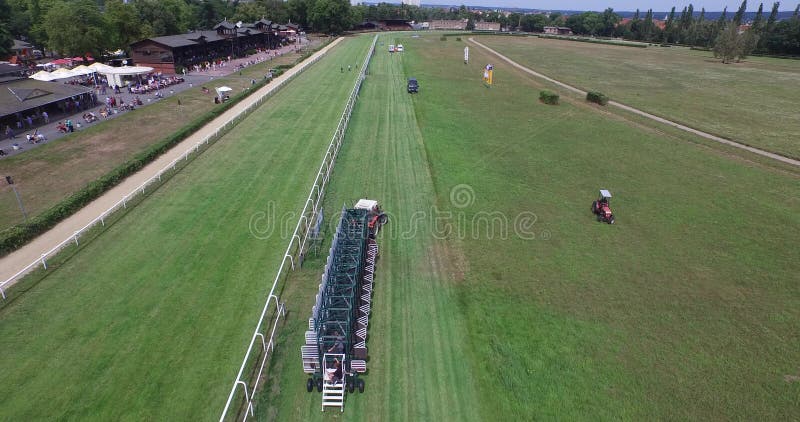 O trator aéreo do zangão 4k da trilha de corrida de cavalos puxa começar a barreira