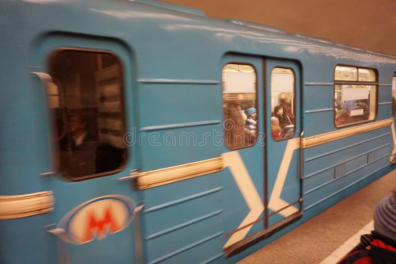 O trem no metro chega na estação fotografia de stock O trem no metro chega na estação fotografia de stock