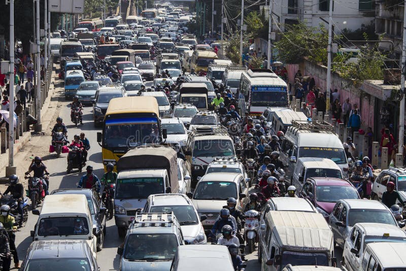 O tráfego move-se lentamente ao longo de uma estrada ocupada em Kathmandu, Nepal