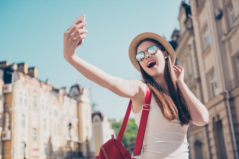 O turista brincalhão atrativo novo está fazendo o selfie no telefone o fotos de stock O turista brincalhão atrativo novo está fazendo o selfie no telefone o fotos de stock