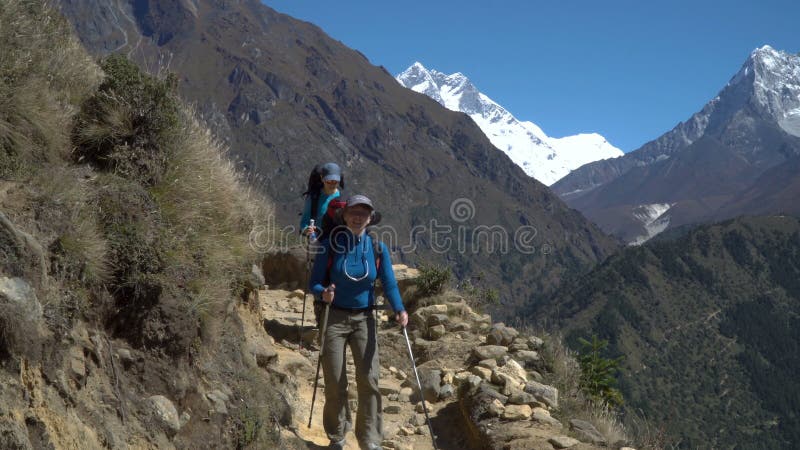 O turista das meninas vai na fuga nos Himalayas