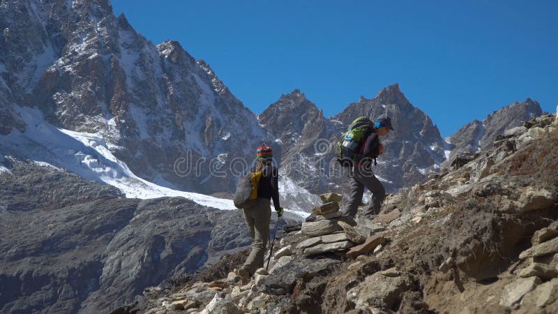 O turista das meninas vai na fuga nos Himalayas