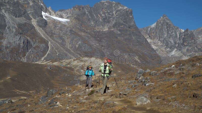 O turista das meninas vai na fuga nos Himalayas