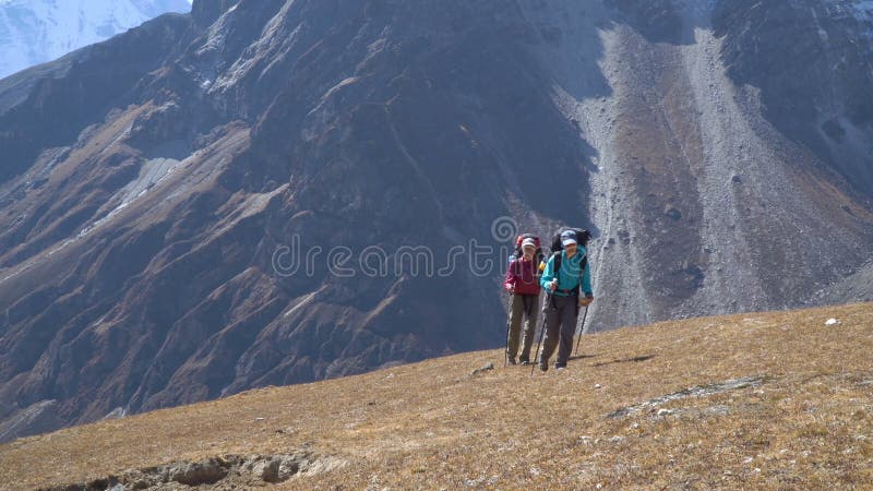 O turista das meninas vai na fuga nos Himalayas