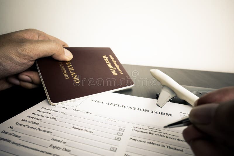 O turista está enchendo o formulário de candidatura do visto fotos de stock O turista está enchendo o formulário de candidatura do visto fotos de stock