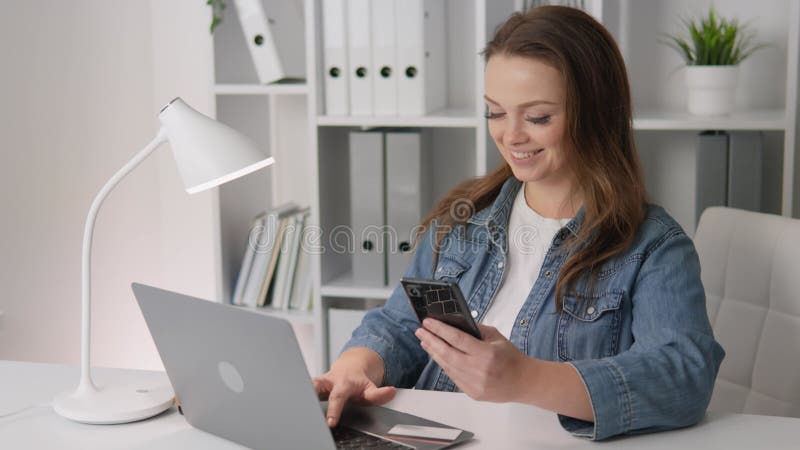 O tânără lucrează cu grijă în spațiul ei de lucru modern și elegant, amestecând creativitatea și profesionalismul cu stock video