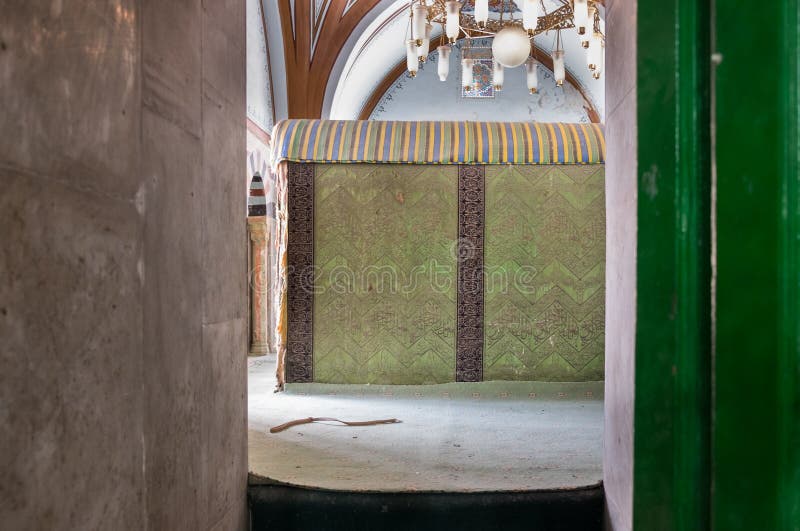 O túmulo do interior de Abraham da caverna de Machpelah em Hebron ou túmulo dos patriarcas israel imagens de stock O túmulo do interior de Abraham da caverna de Machpelah em Hebron ou túmulo dos patriarcas israel imagens de stock