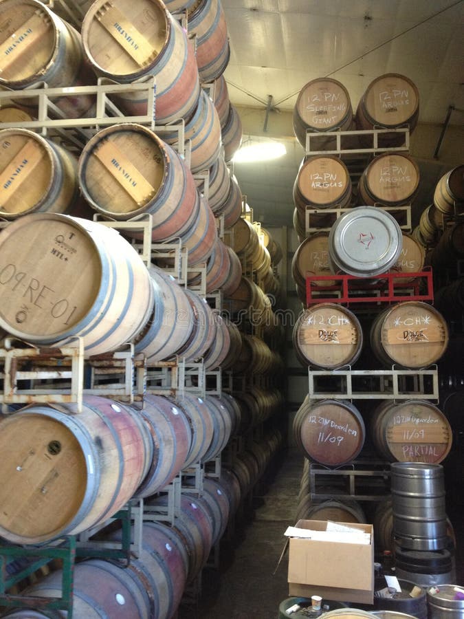 O uísque Napa Valley dos tambores de vinho empilhou a adega da fermentação do armazenamento fotos de stock O uísque Napa Valley dos tambores de vinho empilhou a adega da fermentação do armazenamento fotos de stock