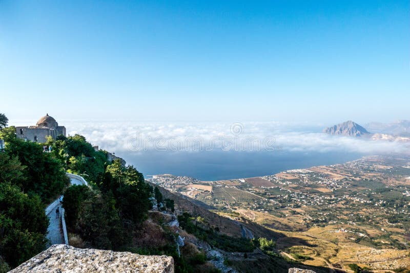 O veiw de Erice que olha Golfo Castellammare, Sicília imagens de stock O veiw de Erice que olha Golfo Castellammare, Sicília imagens de stock