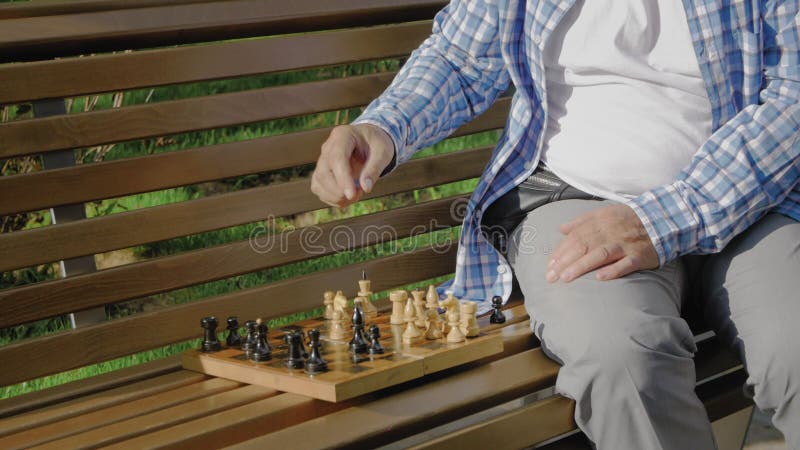 Homem idoso Grande Mestre Joga Xadrez Sozinho, Velho Jogando