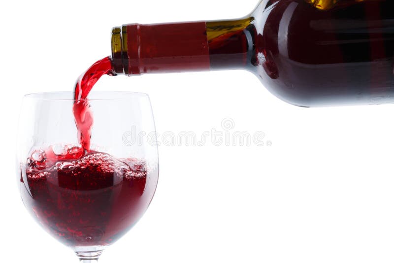 O vermelho de derramamento da garrafa de vidro do vinho derrama isolado no branco