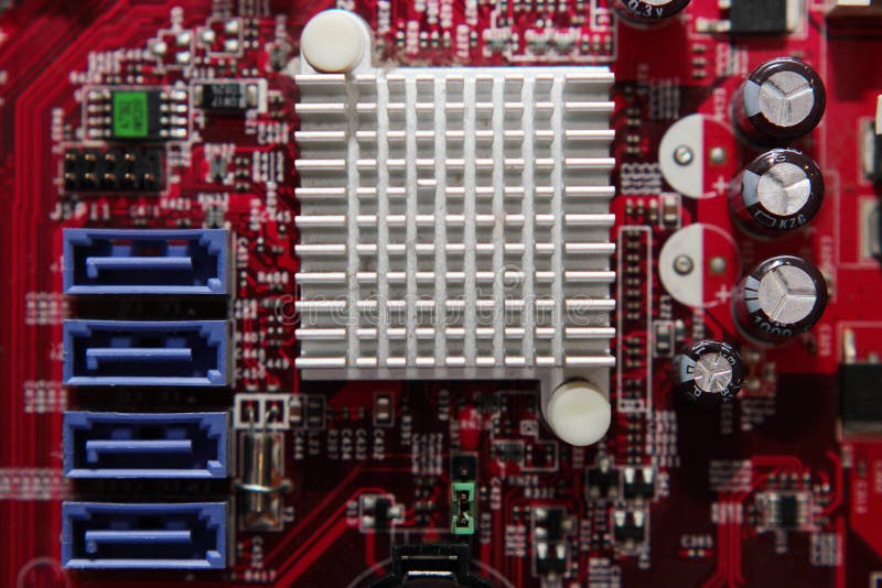O vermelho imprimiu o cartão-matriz do computador com microcircuito e detalhes, close-up fotos de stock O vermelho imprimiu o cartão-matriz do computador com microcircuito e detalhes, close-up fotos de stock
