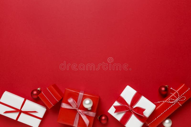 O vermelho simples, moderno & os presentes do White Christmas apresentam no fundo vermelho Beira festiva do feriado