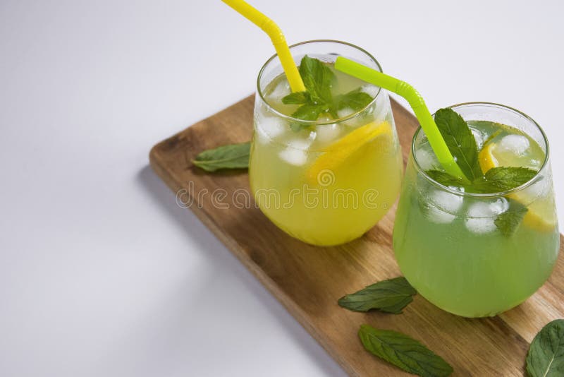 O verão bebe o mojito da limonada com gelo e hortelã no fundo isolado imagem de stock royalty free O verão bebe o mojito da limonada com gelo e hortelã no fundo isolado imagem de stock royalty free