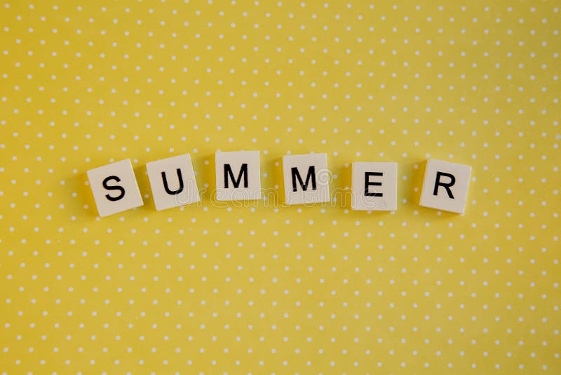 O verão da inscrição nas letras do teclado em um fundo amarelo fotos de stock royalty free O verão da inscrição nas letras do teclado em um fundo amarelo fotos de stock royalty free