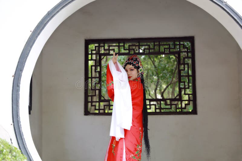 O vestido tradicional do jogo do drama de China do jardim chinês oriental do pavilhão dos trajes de Opera de Pequim de Peking da fotografia de stock O vestido tradicional do jogo do drama de China do jardim chinês oriental do pavilhão dos trajes de Opera de Pequim de Peking da fotografia de stock