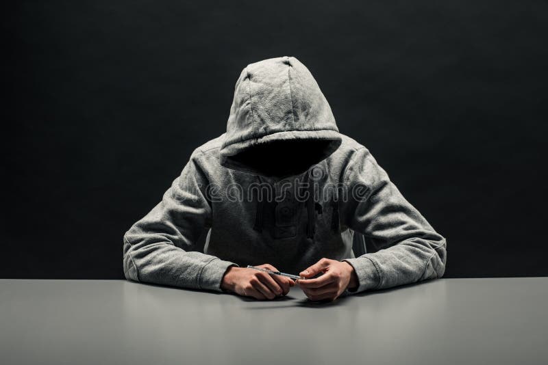 O viciado no hoodie cinzento na cabeça sofre do apego em uma Dinamarca foto de stock O viciado no hoodie cinzento na cabeça sofre do apego em uma Dinamarca foto de stock