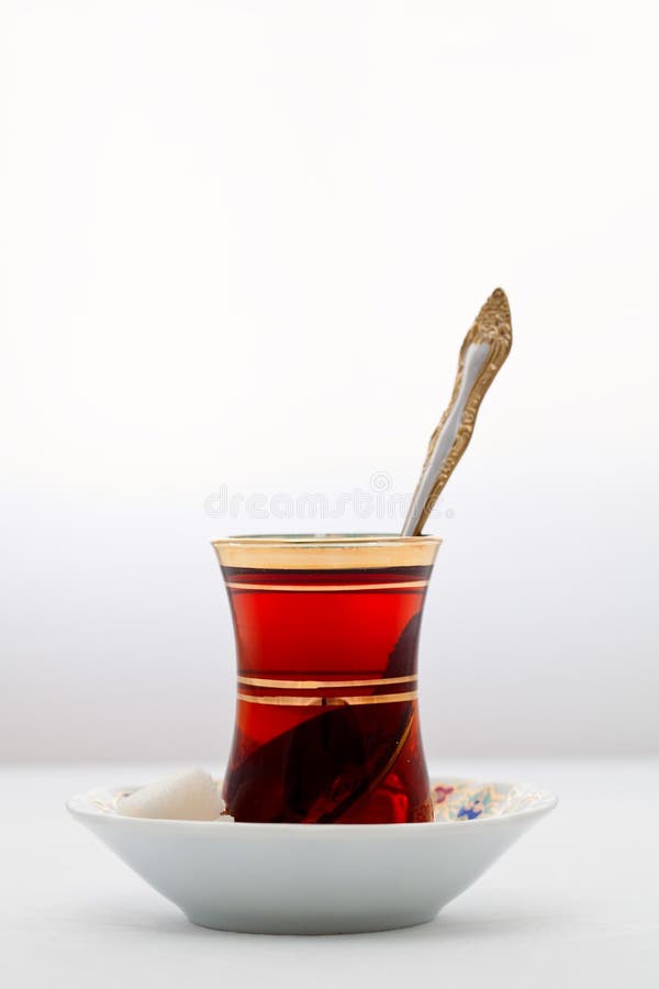 Foto de Jogo De Chá Turco Xícara De Chá Otomana Com Ornamentos Árabes  Tradicionais e mais fotos de stock de Chá - Bebida quente - iStock