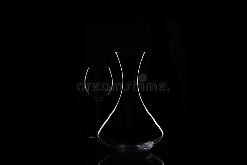 O vidro do filtro e de vinho no preto isolou o fundo fotografia de stock O vidro do filtro e de vinho no preto isolou o fundo fotografia de stock