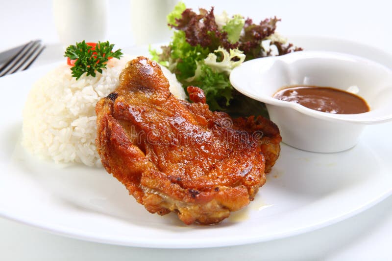O vietnamita marca o suon do tam do arroz quebrado ou da COM na placa branca imagens de stock O vietnamita marca o suon do tam do arroz quebrado ou da COM na placa branca imagens de stock