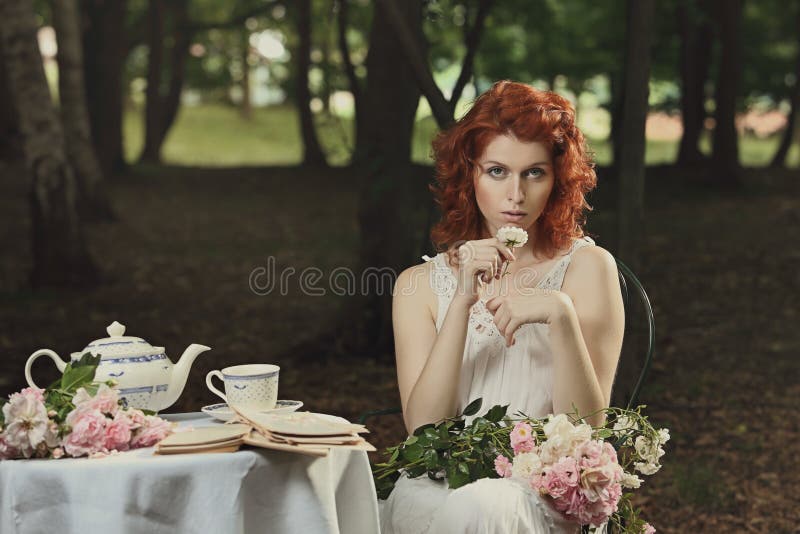 O vintage colore o retrato da mulher bonita fotografia de stock royalty free O vintage colore o retrato da mulher bonita fotografia de stock royalty free