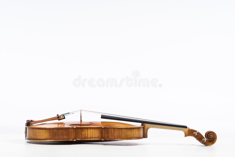 O violino velho, isolado no fundo branco Viola, instrumento para a música imagem de stock O violino velho, isolado no fundo branco Viola, instrumento para a música imagem de stock